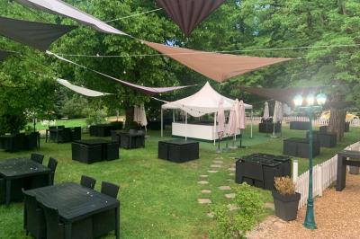 Miniature Location salle Cernay-la-Ville (Yvelines) - Les Salons Léopold #13 Plaque dorée indiquant le titre de Maître Restaurateur décerné à Josselin Le Moigne pour Les Salons Léopold.