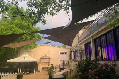 Miniature Location salle Cernay-la-Ville (Yvelines) - Les Salons Léopold #7 Plaque dorée indiquant le titre de Maître Restaurateur décerné à Josselin Le Moigne pour Les Salons Léopold.