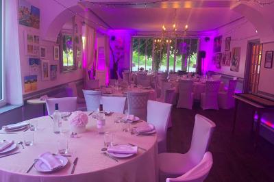 Miniature Location salle Cernay-la-Ville (Yvelines) - Les Salons Léopold #11 Plaque dorée indiquant le titre de Maître Restaurateur décerné à Josselin Le Moigne pour Les Salons Léopold.