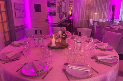 Miniature Location salle Cernay-la-Ville (Yvelines) - Les Salons Léopold #17 Plaque dorée indiquant le titre de Maître Restaurateur décerné à Josselin Le Moigne pour Les Salons Léopold.