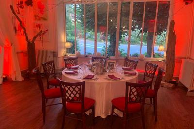 Miniature Location salle Cernay-la-Ville (Yvelines) - Les Salons Léopold #18 Plaque dorée indiquant le titre de Maître Restaurateur décerné à Josselin Le Moigne pour Les Salons Léopold.