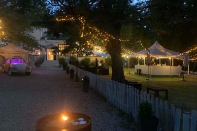 Miniature Location salle Cernay-la-Ville (Yvelines) - Les Salons Léopold #3 Plaque dorée indiquant le titre de Maître Restaurateur décerné à Josselin Le Moigne pour Les Salons Léopold.