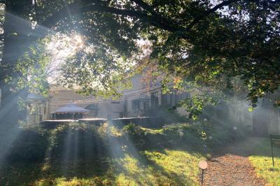 Miniature Location salle Cernay-la-Ville (Yvelines) - Les Salons Léopold #24 Plaque dorée indiquant le titre de Maître Restaurateur décerné à Josselin Le Moigne pour Les Salons Léopold.
