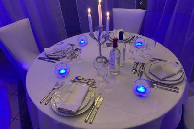 Miniature Location salle Cernay-la-Ville (Yvelines) - Les Salons Léopold #29 Plaque dorée indiquant le titre de Maître Restaurateur décerné à Josselin Le Moigne pour Les Salons Léopold.