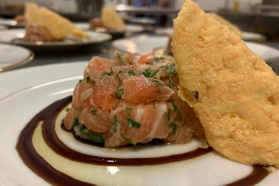 Miniature Location salle Cernay-la-Ville (Yvelines) - Les Salons Léopold #35 Plaque dorée indiquant le titre de Maître Restaurateur décerné à Josselin Le Moigne pour Les Salons Léopold.