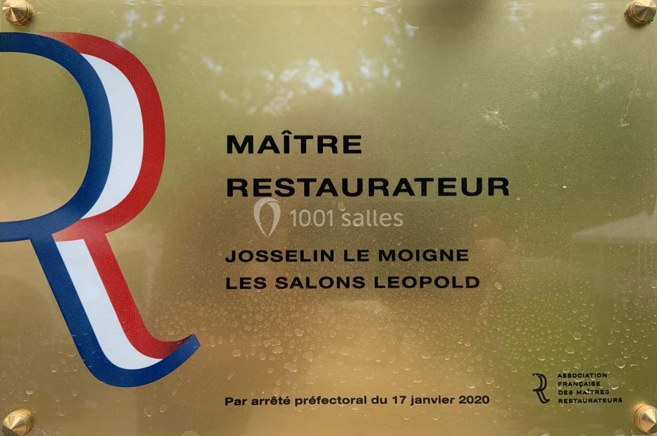 Plaque dorée indiquant le titre de Maître Restaurateur décerné à Josselin Le Moigne pour Les Salons Léopold.