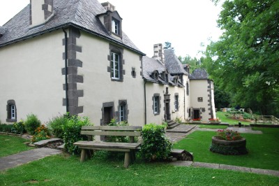 Miniature Location salle Charbonnières-les-Varennes (Puy-de-Dôme) - Manoir de Veygoux #2 Deux barbecues modernes en métal noir avec plans de travail en bois, installés devant un bâtiment en pierre.