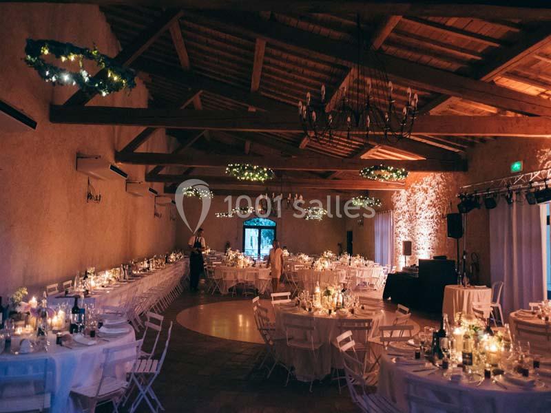 Location salle Pomérols (Hérault) - Domaine Fon de Rey #3 Salle de réception décorée pour un événement, avec tables dressées, bougies allumées et éclairage tamisé.