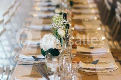 Miniature Location salle Pomérols (Hérault) - Domaine Fon de Rey #5 Piscine extérieure entourée de chaises longues, de végétation luxuriante et de grands arbres sous un ciel bleu.