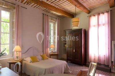 Miniature Location salle Pomérols (Hérault) - Domaine Fon de Rey #14 Piscine extérieure entourée de chaises longues, de végétation luxuriante et de grands arbres sous un ciel bleu.