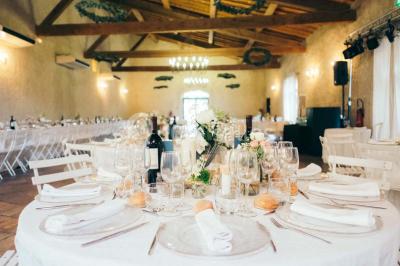 Miniature Location salle Pomérols (Hérault) - Domaine Fon de Rey #6 Piscine extérieure entourée de chaises longues, de végétation luxuriante et de grands arbres sous un ciel bleu.