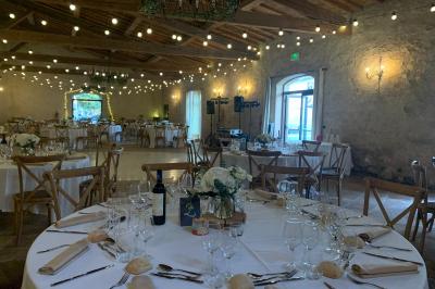 Miniature Location salle Pomérols (Hérault) - Domaine Fon de Rey #26 Piscine extérieure entourée de chaises longues, de végétation luxuriante et de grands arbres sous un ciel bleu.