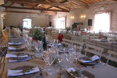 Miniature Location salle Pomérols (Hérault) - Domaine Fon de Rey #28 Piscine extérieure entourée de chaises longues, de végétation luxuriante et de grands arbres sous un ciel bleu.
