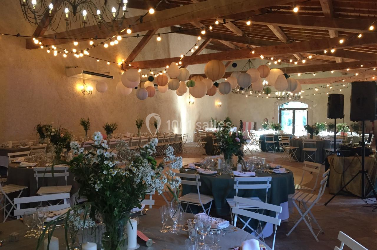 Location salle Pomérols (Hérault) - Domaine Fon de Rey #30 Salle de réception décorée avec des guirlandes lumineuses, des lanternes suspendues et des tables dressées avec des fleurs.