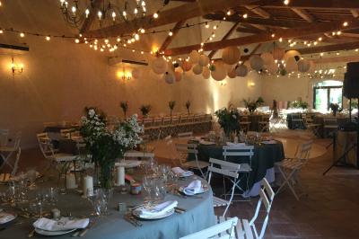 Miniature Location salle Pomérols (Hérault) - Domaine Fon de Rey #31 Piscine extérieure entourée de chaises longues, de végétation luxuriante et de grands arbres sous un ciel bleu.