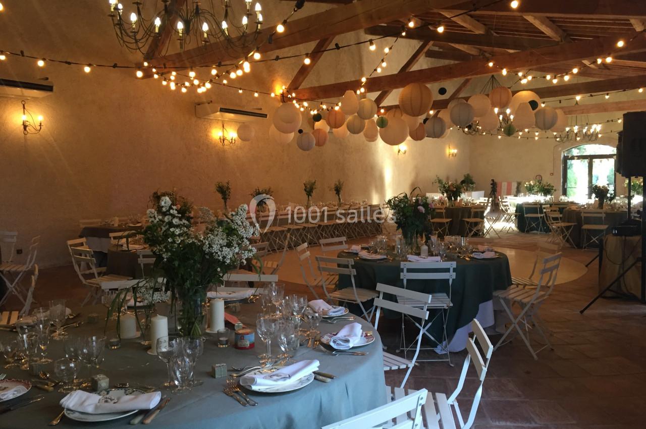 Location salle Pomérols (Hérault) - Domaine Fon de Rey #31 Salle de réception décorée avec des guirlandes lumineuses, des lanternes suspendues et des tables dressées pour un événement.