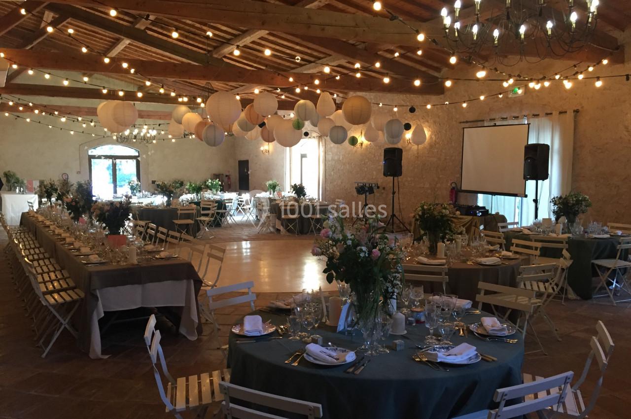Location salle Pomérols (Hérault) - Domaine Fon de Rey #32 Salle de réception décorée avec des guirlandes lumineuses, des lanternes suspendues et des tables dressées pour un événement.
