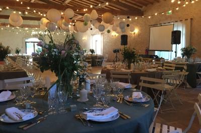 Miniature Location salle Pomérols (Hérault) - Domaine Fon de Rey #33 Piscine extérieure entourée de chaises longues, de végétation luxuriante et de grands arbres sous un ciel bleu.
