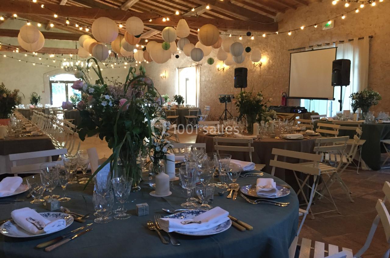 Location salle Pomérols (Hérault) - Domaine Fon de Rey #33 Salle de réception décorée avec des guirlandes lumineuses, des lanternes suspendues et des tables dressées élégamment.