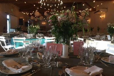 Miniature Location salle Pomérols (Hérault) - Domaine Fon de Rey #34 Piscine extérieure entourée de chaises longues, de végétation luxuriante et de grands arbres sous un ciel bleu.