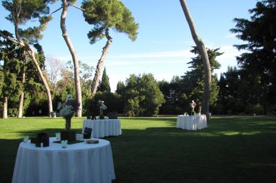 Miniature Location salle Pomérols (Hérault) - Domaine Fon de Rey #37 Piscine extérieure entourée de chaises longues, de végétation luxuriante et de grands arbres sous un ciel bleu.