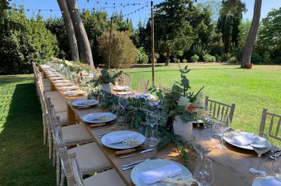 Miniature Location salle Pomérols (Hérault) - Domaine Fon de Rey #46 Piscine extérieure entourée de chaises longues, de végétation luxuriante et de grands arbres sous un ciel bleu.