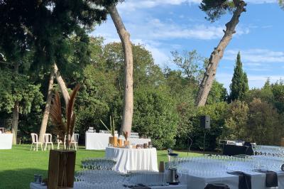 Miniature Location salle Pomérols (Hérault) - Domaine Fon de Rey #51 Piscine extérieure entourée de chaises longues, de végétation luxuriante et de grands arbres sous un ciel bleu.