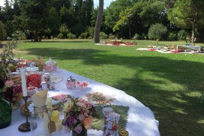 Miniature Location salle Pomérols (Hérault) - Domaine Fon de Rey #55 Piscine extérieure entourée de chaises longues, de végétation luxuriante et de grands arbres sous un ciel bleu.