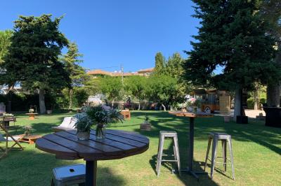 Miniature Location salle Pomérols (Hérault) - Domaine Fon de Rey #56 Piscine extérieure entourée de chaises longues, de végétation luxuriante et de grands arbres sous un ciel bleu.