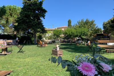 Miniature Location salle Pomérols (Hérault) - Domaine Fon de Rey #57 Piscine extérieure entourée de chaises longues, de végétation luxuriante et de grands arbres sous un ciel bleu.