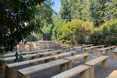 Miniature Location salle Pomérols (Hérault) - Domaine Fon de Rey #63 Piscine extérieure entourée de chaises longues, de végétation luxuriante et de grands arbres sous un ciel bleu.