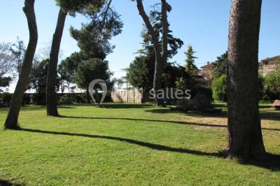 Miniature Location salle Pomérols (Hérault) - Domaine Fon de Rey #20 Piscine extérieure entourée de chaises longues, de végétation luxuriante et de grands arbres sous un ciel bleu.