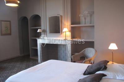 Miniature Location salle Pomérols (Hérault) - Domaine Fon de Rey #16 Piscine extérieure entourée de chaises longues, de végétation luxuriante et de grands arbres sous un ciel bleu.