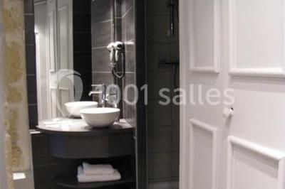 Miniature Location salle Pomérols (Hérault) - Domaine Fon de Rey #18 Piscine extérieure entourée de chaises longues, de végétation luxuriante et de grands arbres sous un ciel bleu.