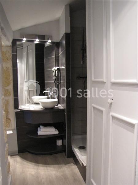 Location salle Pomérols (Hérault) - Domaine Fon de Rey #18 Salle de bain moderne avec lavabo double, miroir éclairé, douche et étagères avec serviettes pliées.