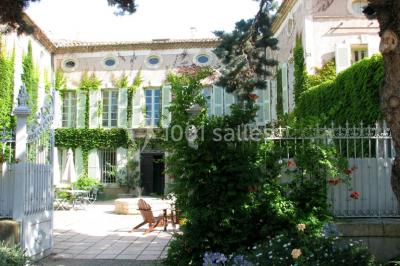 Miniature Location salle Pomérols (Hérault) - Domaine Fon de Rey #2 Piscine extérieure entourée de chaises longues, de végétation luxuriante et de grands arbres sous un ciel bleu.