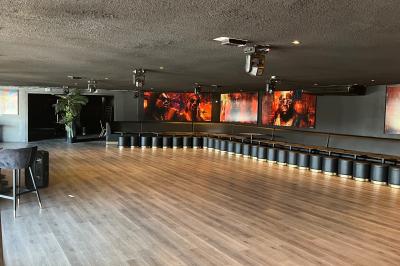 Miniature Location salle Cabriès (Bouches-du-Rhône) - Lodge Le Gaya #3 Intérieur d'un bar élégant avec comptoir en marbre sombre, étagères de bouteilles et fauteuils confortables.