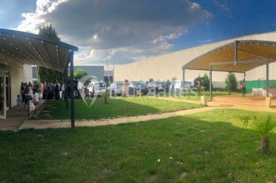 Un groupe de serveurs et serveuses en uniforme posant dans une salle de réception élégante.
