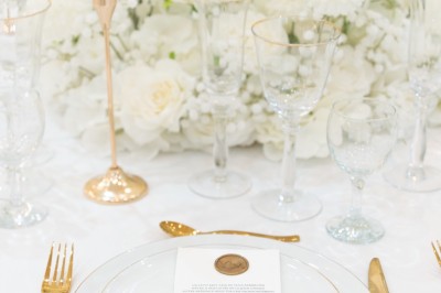 Un groupe de serveurs et serveuses en uniforme posant dans une salle de réception élégante.