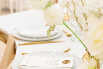 Un groupe de serveurs et serveuses en uniforme posant dans une salle de réception élégante.