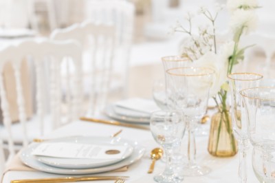 Un groupe de serveurs et serveuses en uniforme posant dans une salle de réception élégante.