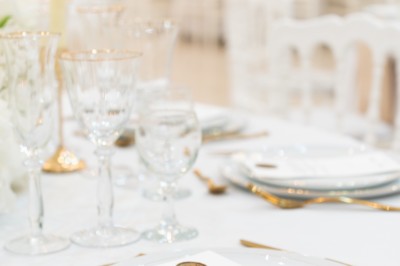 Un groupe de serveurs et serveuses en uniforme posant dans une salle de réception élégante.