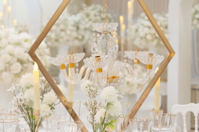 Un groupe de serveurs et serveuses en uniforme posant dans une salle de réception élégante.