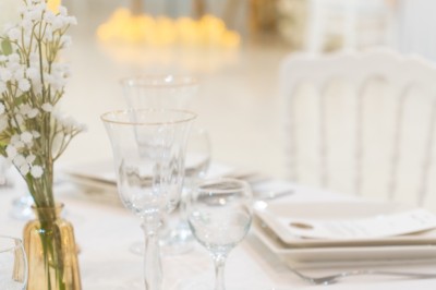 Un groupe de serveurs et serveuses en uniforme posant dans une salle de réception élégante.