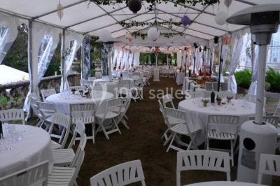 Miniature Location salle La Cadière-d'Azur (Var) - Château de Rochebelle - Var #7 Un couple en tenue de mariage se tient la main en marchant dans un vignoble verdoyant.