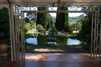 Miniature Location salle La Cadière-d'Azur (Var) - Château de Rochebelle - Var #16 Un couple en tenue de mariage se tient la main en marchant dans un vignoble verdoyant.