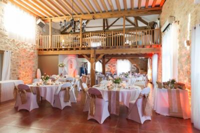 Miniature Location salle La Chapelle-Gauthier (Seine-et-Marne) - Nomade-Lodge #2 Une mariée en robe blanche applaudit devant un groupe de personnes dans un jardin lors d'une célébration.
