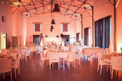 Miniature Location salle La Chapelle-Gauthier (Seine-et-Marne) - Nomade-Lodge #3 Une mariée en robe blanche applaudit devant un groupe de personnes dans un jardin lors d'une célébration.