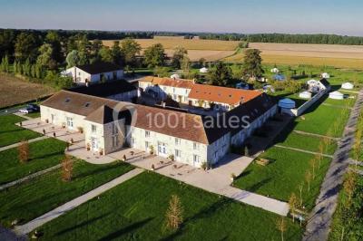 Miniature Location salle La Chapelle-Gauthier (Seine-et-Marne) - Nomade-Lodge #1 Une mariée en robe blanche applaudit devant un groupe de personnes dans un jardin lors d'une célébration.