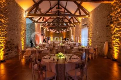 Miniature Location salle La Chapelle-Gauthier (Seine-et-Marne) - Nomade-Lodge #4 Une mariée en robe blanche applaudit devant un groupe de personnes dans un jardin lors d'une célébration.